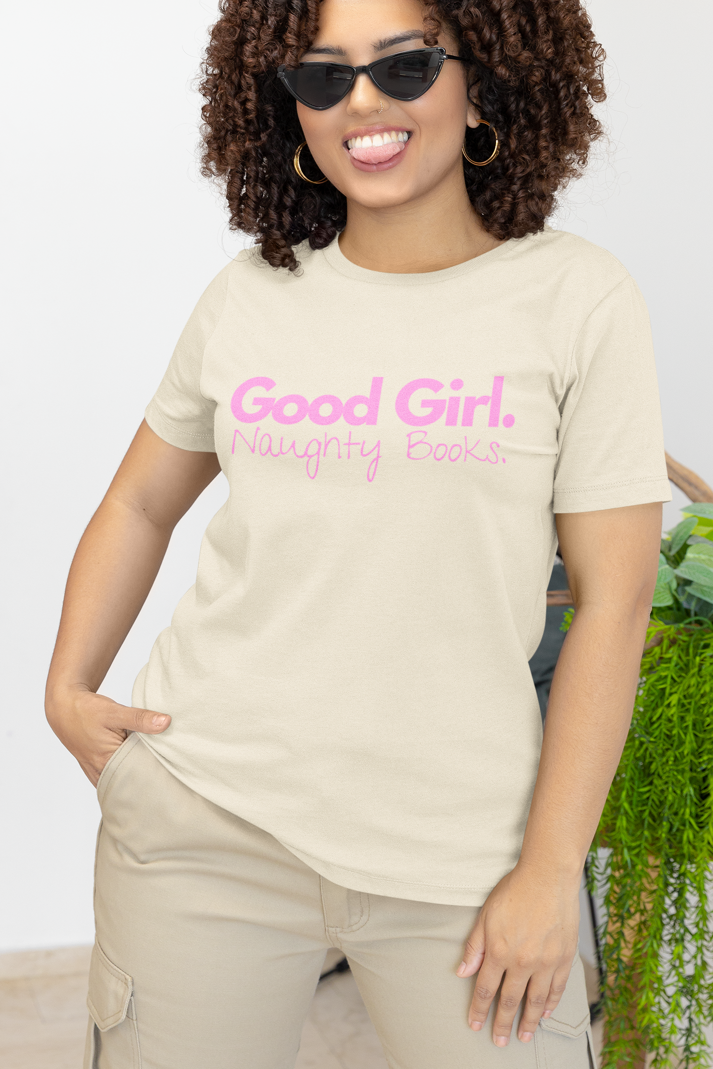 T-Shirt: Good Girl. Naughty Books.